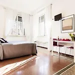בית הארחה Maison Colosseo 4*